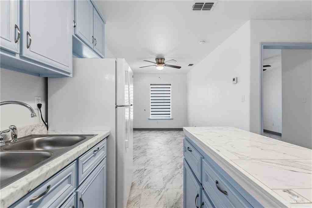 109 Ash St #B - Photo 5 of 14