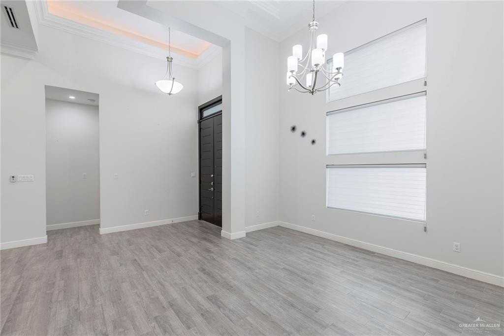 2521 S J St - Photo 4 of 32