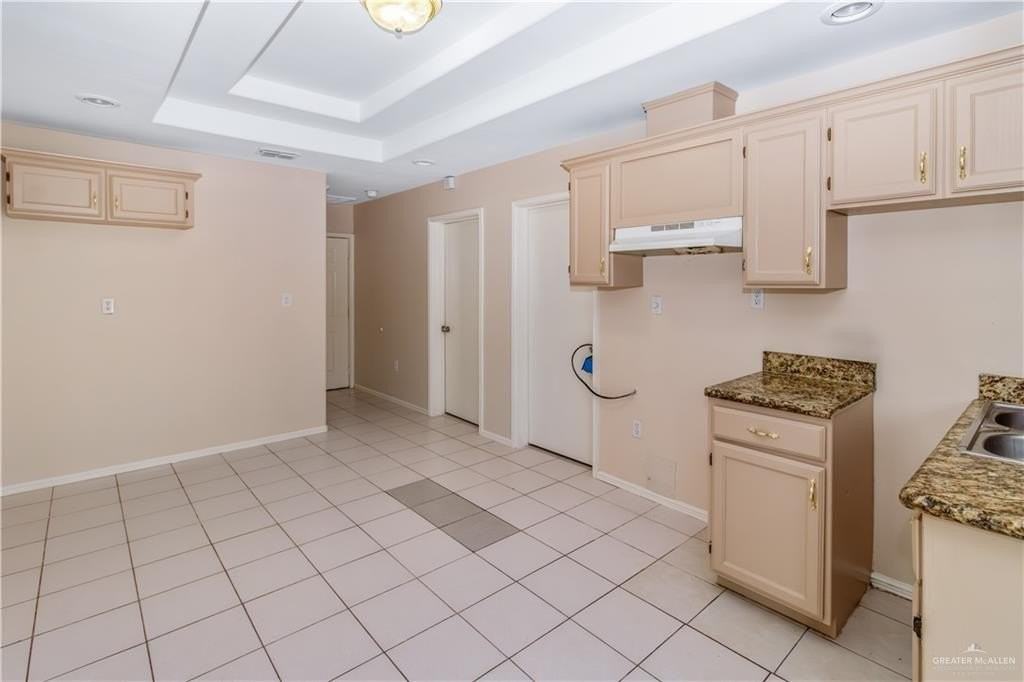 207 E Saenz St - Photo 4 of 21