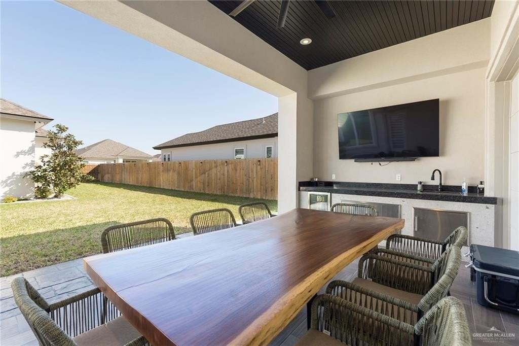 1505 Mount St - Photo 3 of 25