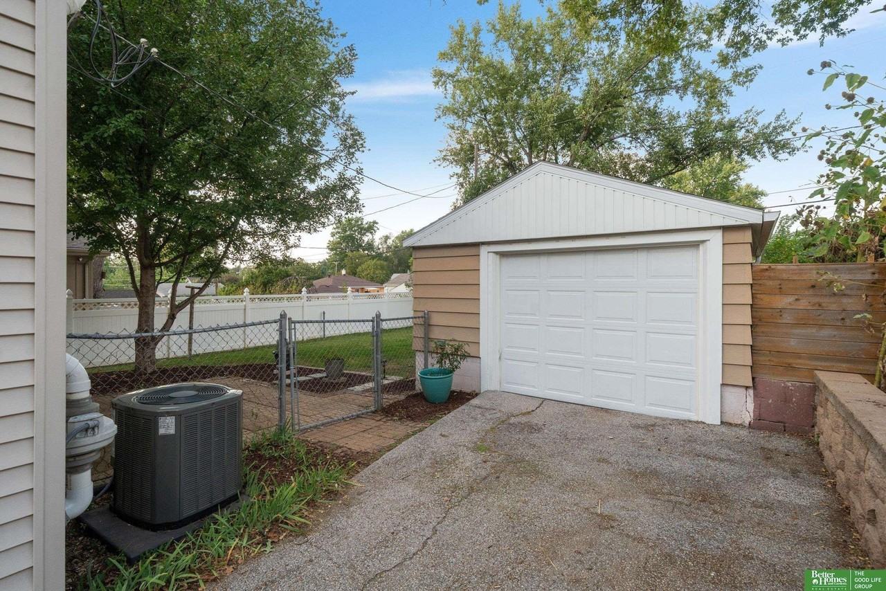 5820 Spring St - Photo 5 of 38