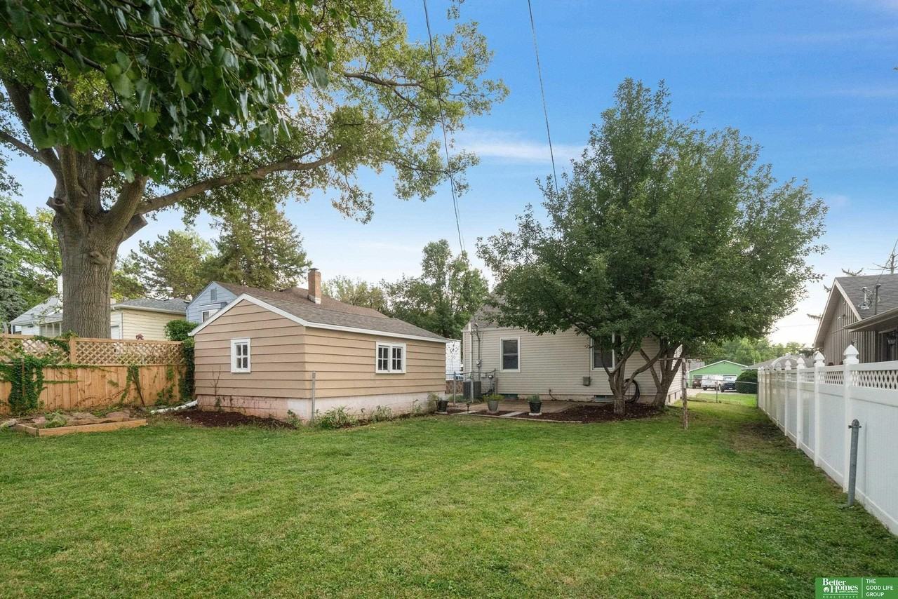 5820 Spring St - Photo 7 of 38