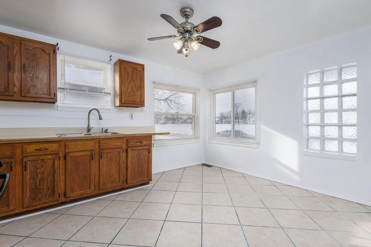 23328 Battelle Ave - Photo 5 of 16