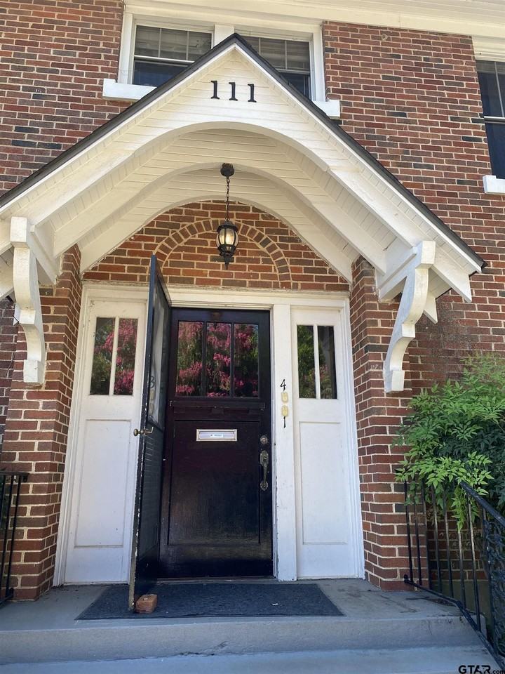 111 Rowland Pl Unit 4 - Photo 4 of 17