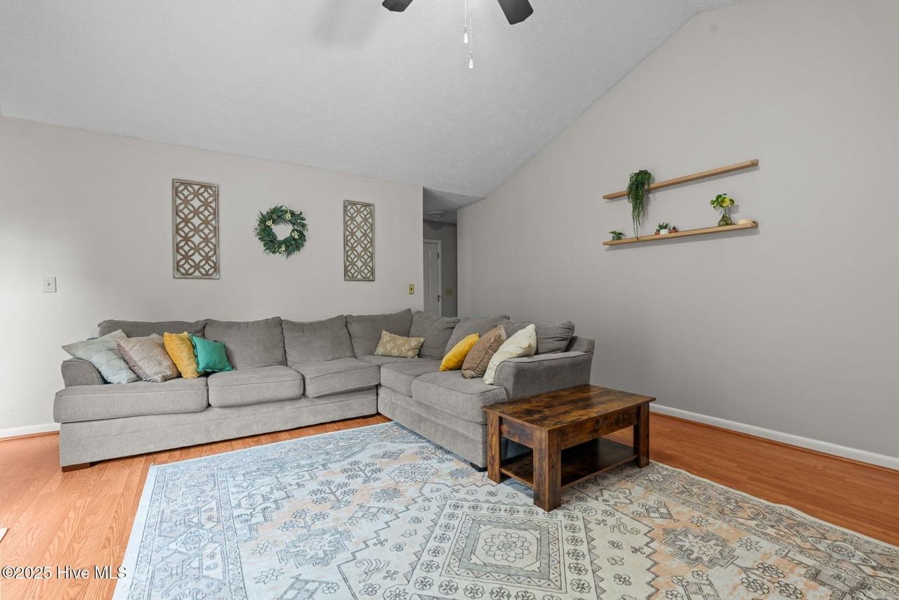 39 Orrin Ct - Photo 4 of 43