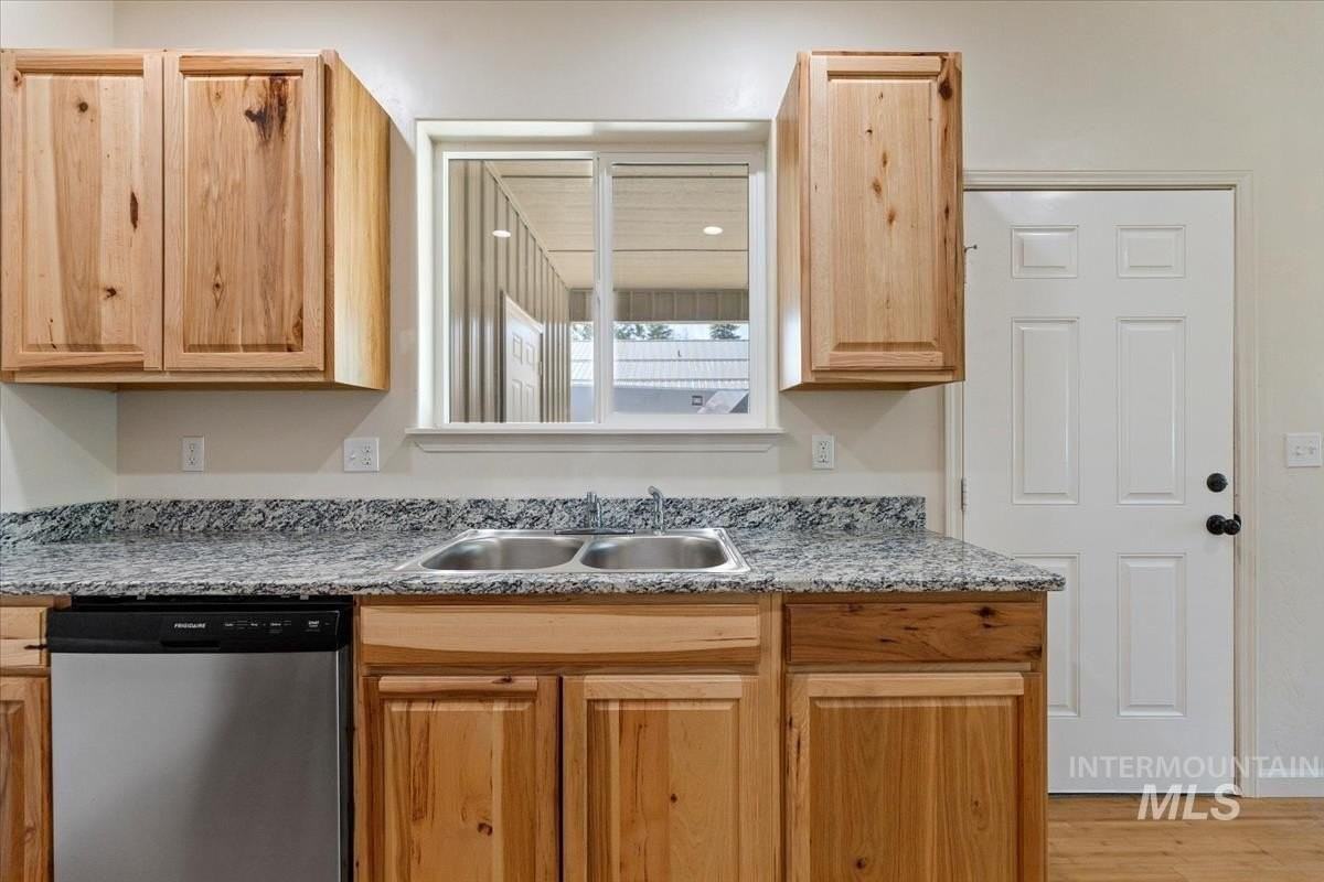 202 N Main St - Photo 6 of 26