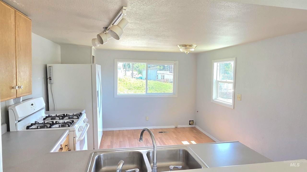 603 W Palouse River Dr Trlr 94 #94 - Photo 5 of 21