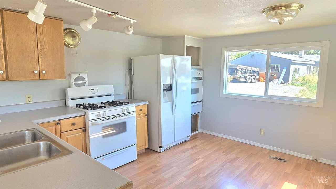 603 W Palouse River Dr Trlr 94 #94 - Photo 6 of 21
