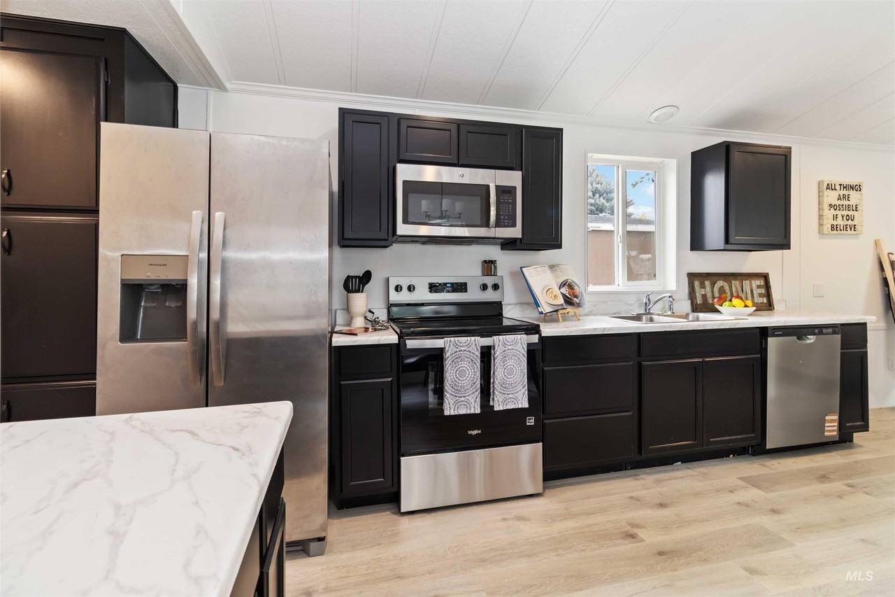 8056 W Manassas Ln - Photo 2 of 36