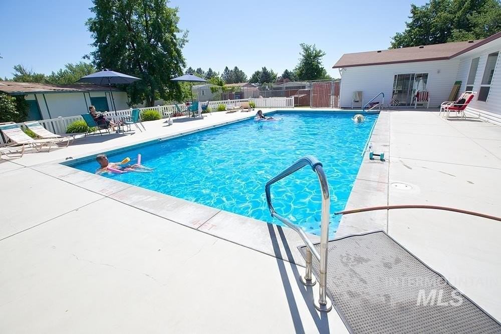 8056 W Manassas Ln - Photo 5 of 36