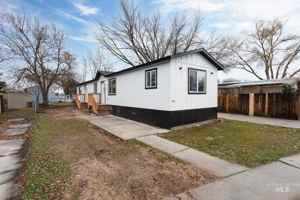 featured image of 450 W Greenleaf St