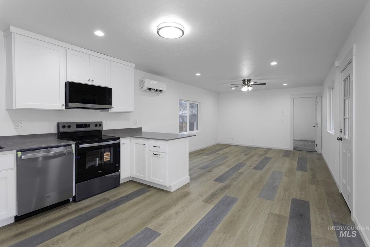 450 W Greenleaf St - Photo 3 of 17