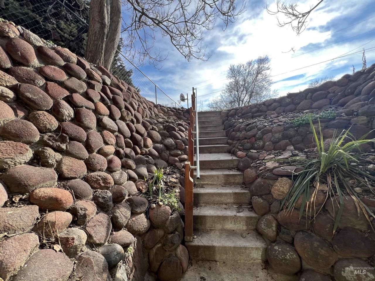 2405 Sunset Dr - Photo 2 of 25