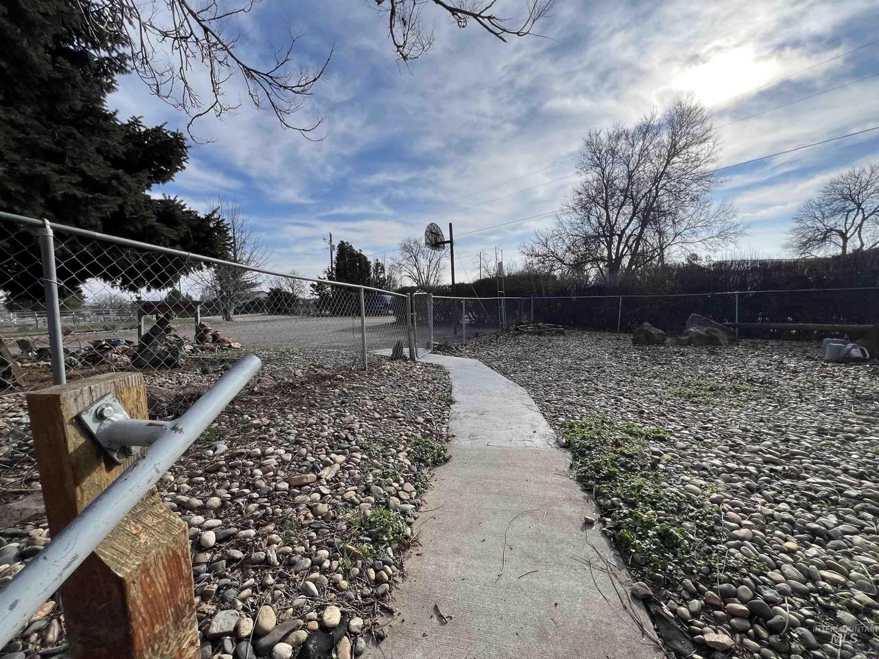 2405 Sunset Dr - Photo 3 of 25