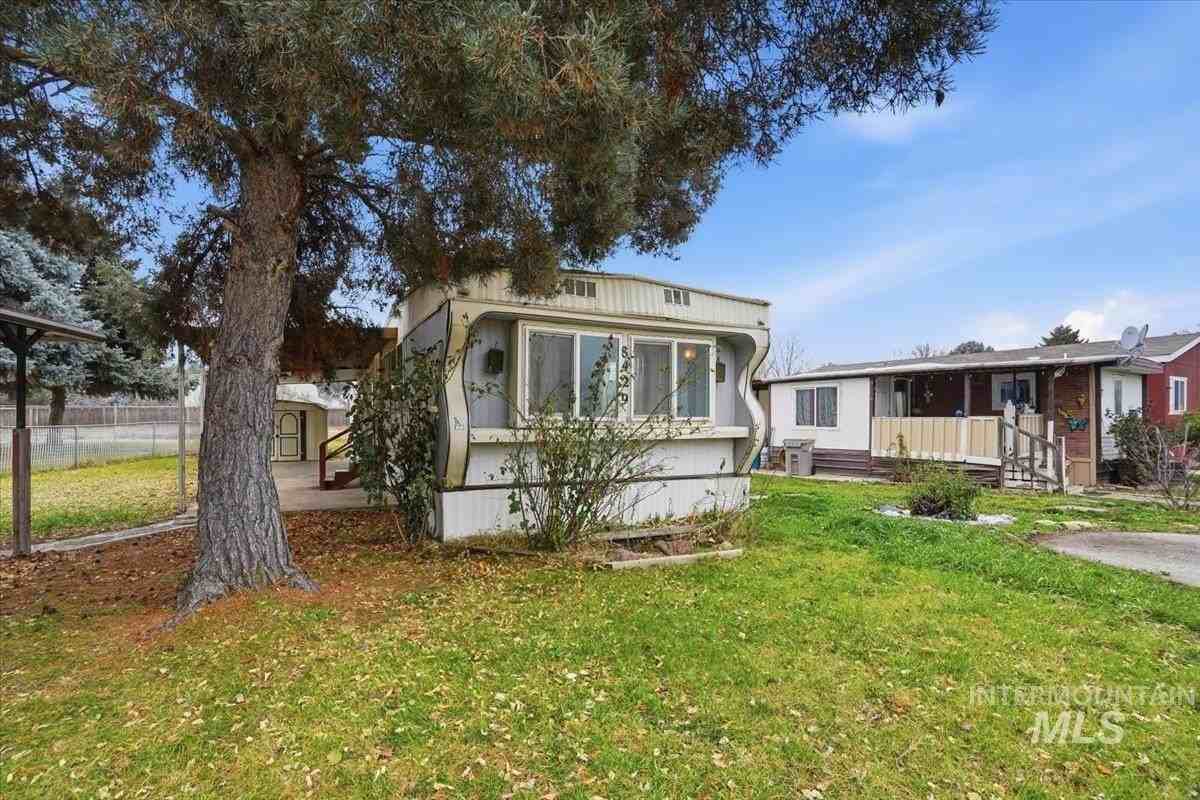 8429 W Irving Ln - Photo 2 of 24