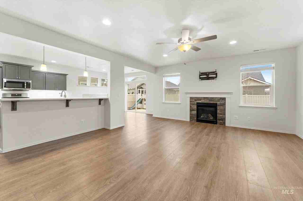 513 Stanley Lake St - Photo 4 of 35