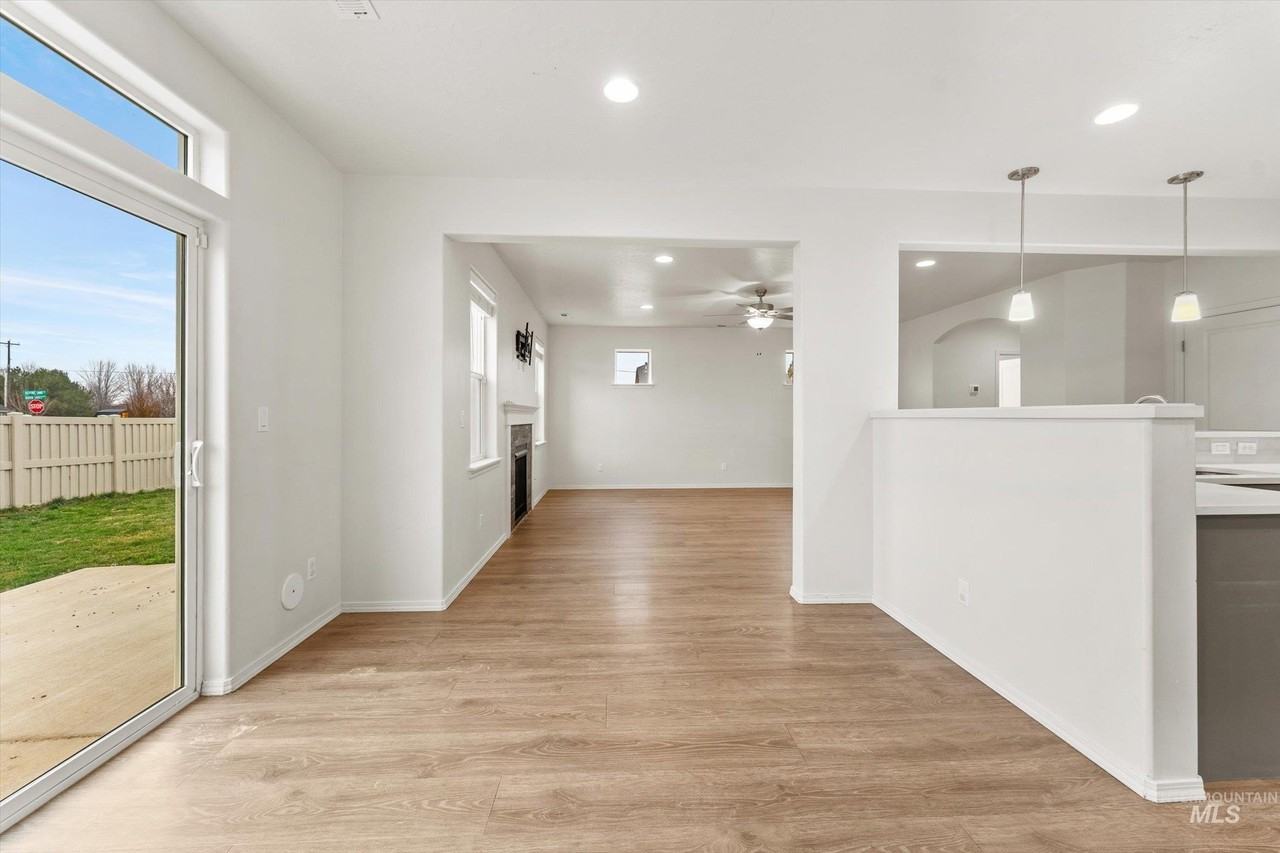 513 Stanley Lake St - Photo 7 of 35