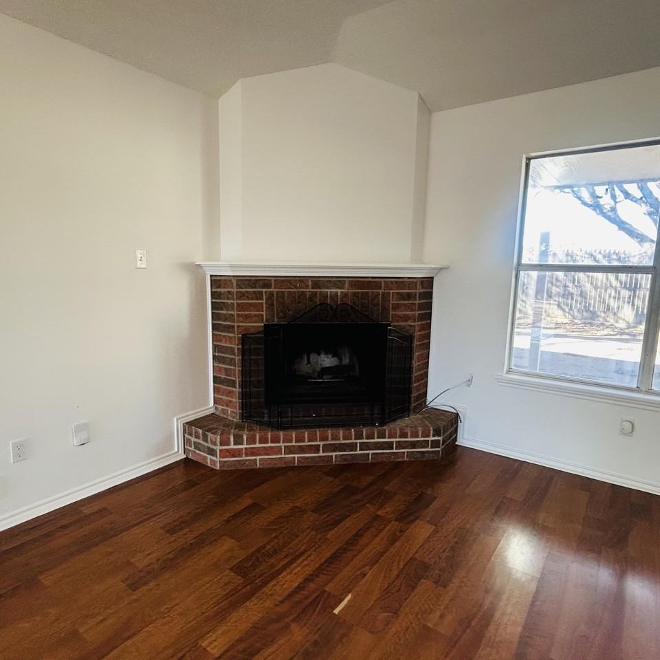 6114 10th St - Photo 4 of 17