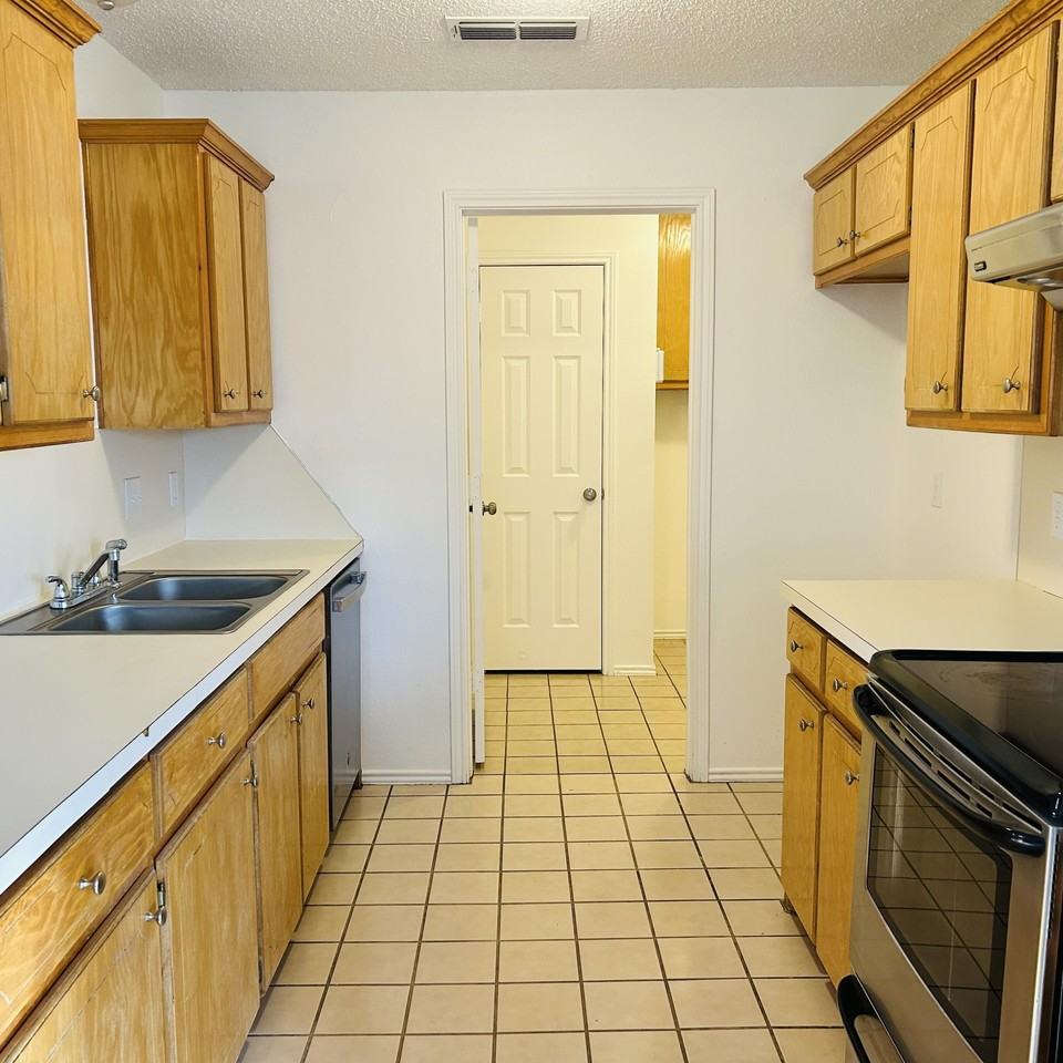 6114 10th St - Photo 5 of 17