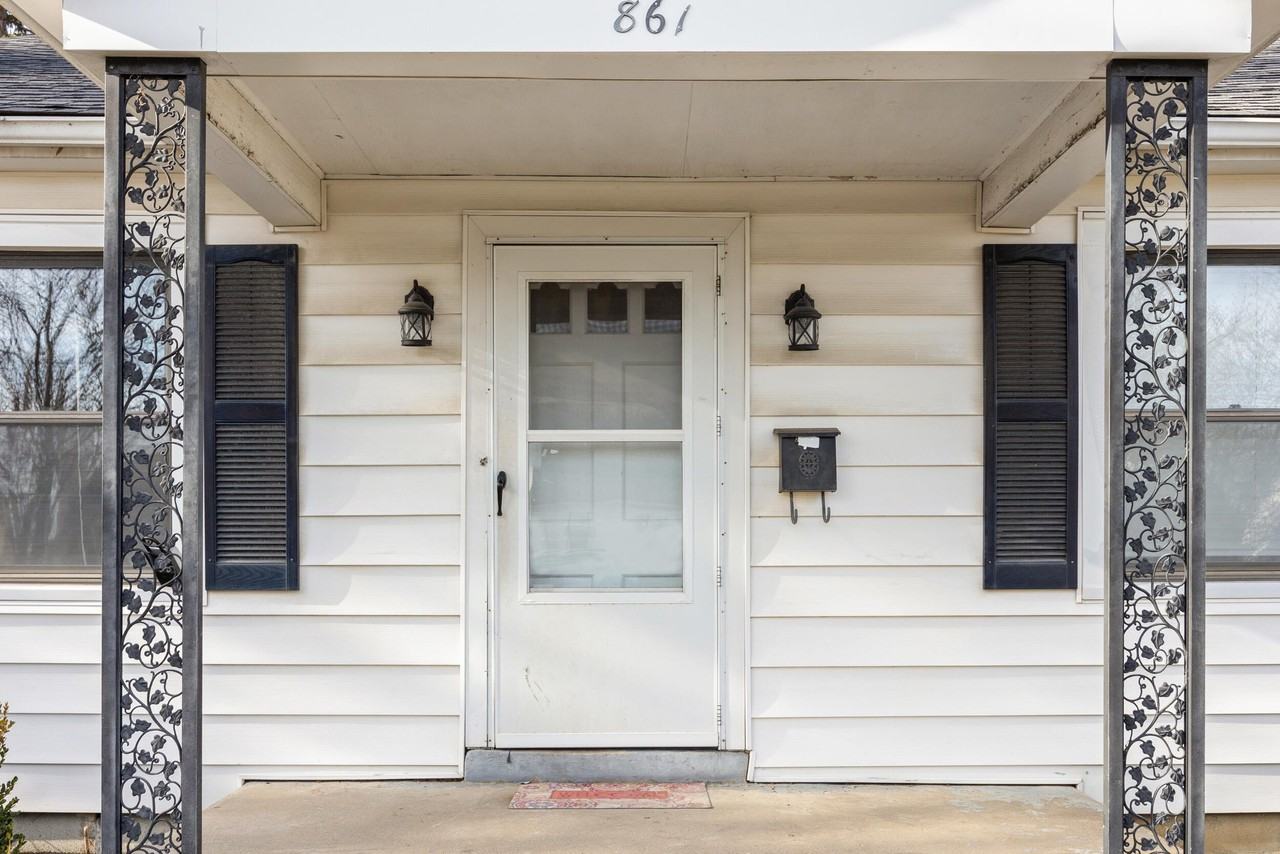 861 Meadow Ln - Photo 4 of 25