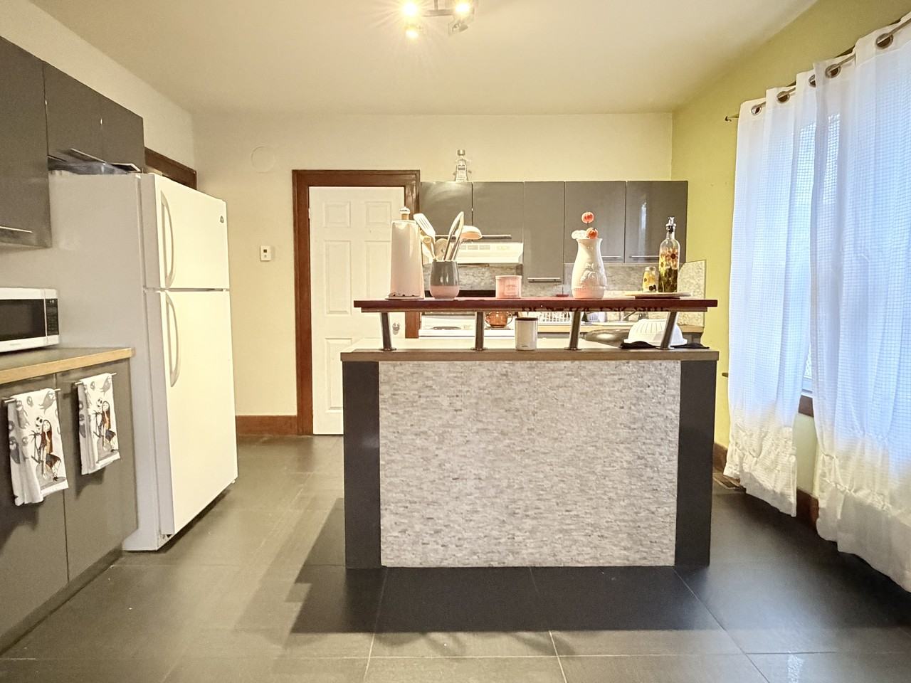 693 Partington Ave #MAIN - Photo 3 of 8