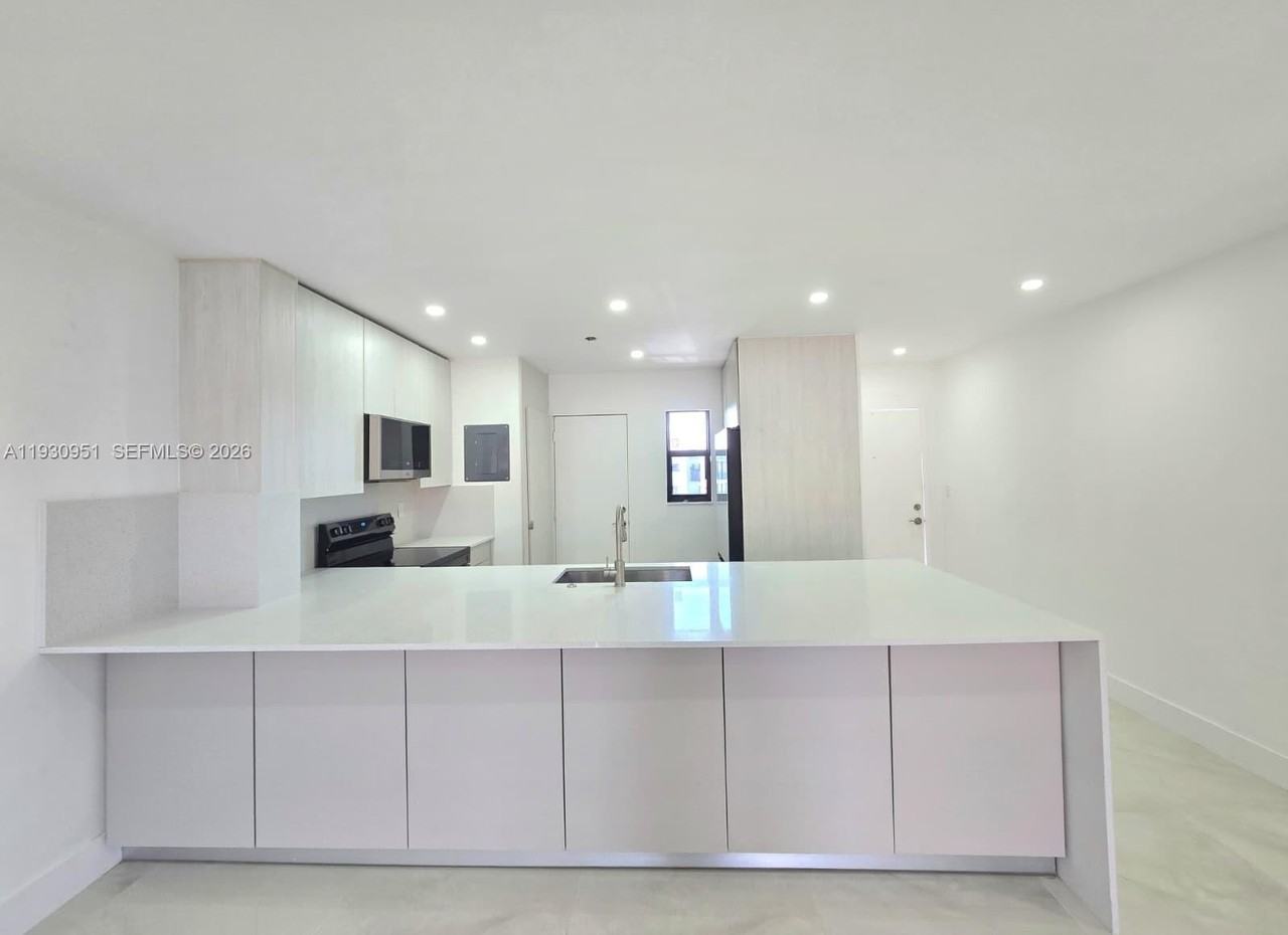 1800 W 54th St #409 - Photo 5 of 19