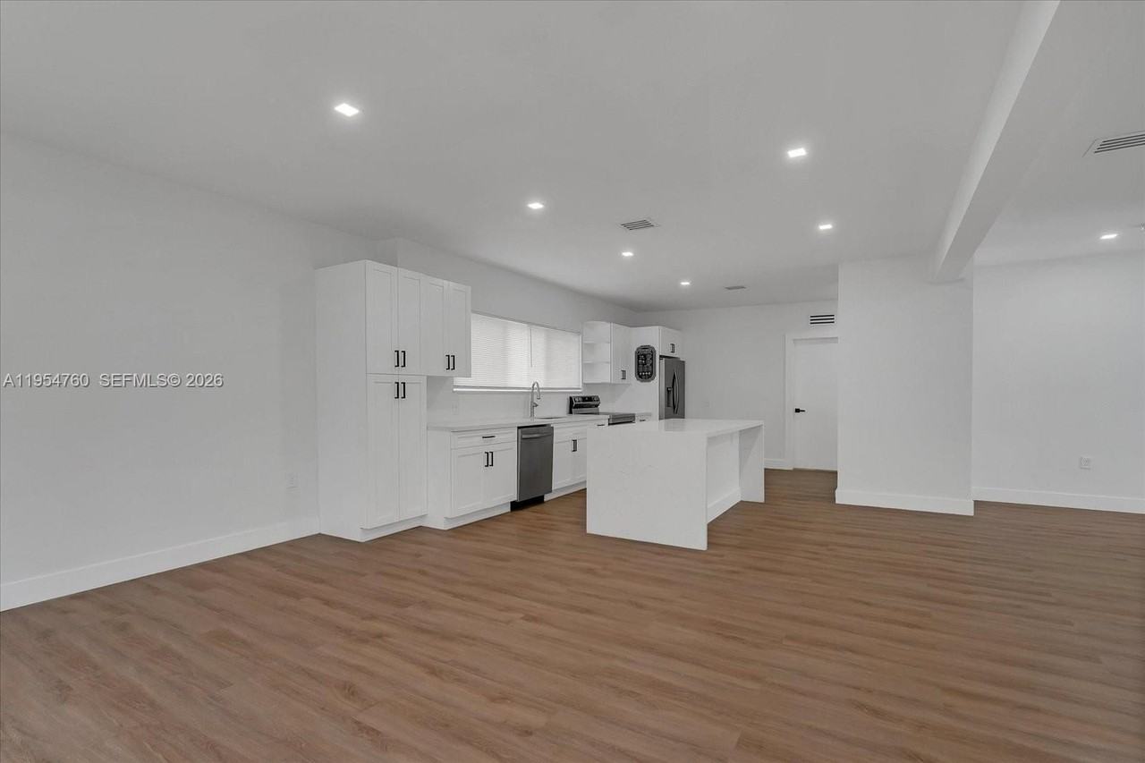 1733 Nw 16th St #1 - Photo 4 of 21