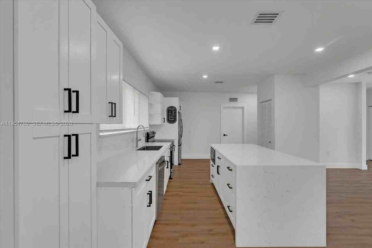 1733 Nw 16th St #1 - Photo 6 of 21