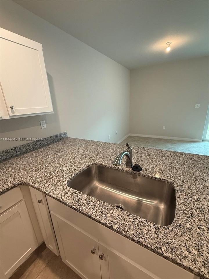 585 Nw 11th Ave - Photo 5 of 30