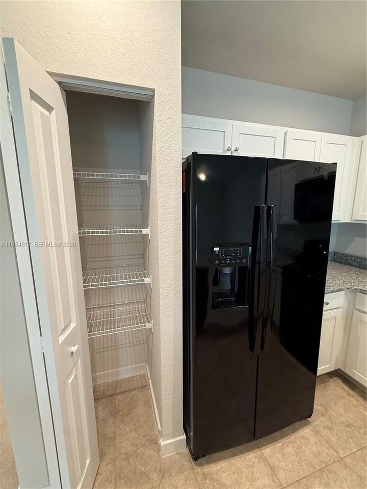 585 Nw 11th Ave - Photo 6 of 30