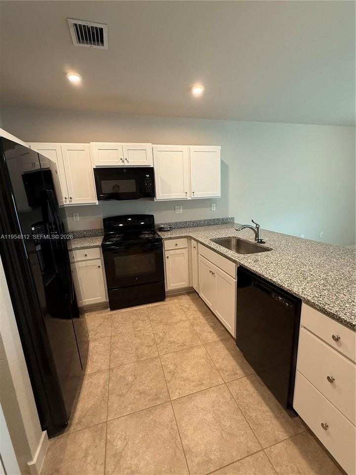 585 Nw 11th Ave - Photo 7 of 30