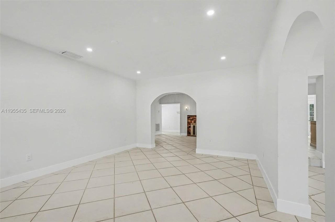 5936 Sw 29th St - Photo 4 of 33