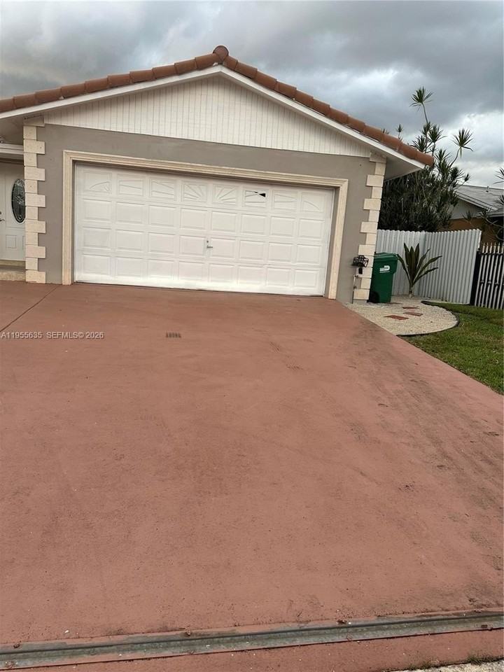 10805 Sw 165th Ter - Photo 2 of 35