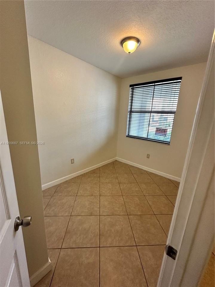 1018 Ne 42nd Ave - Photo 4 of 30