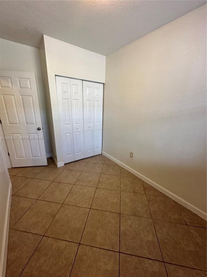 1018 Ne 42nd Ave - Photo 5 of 30