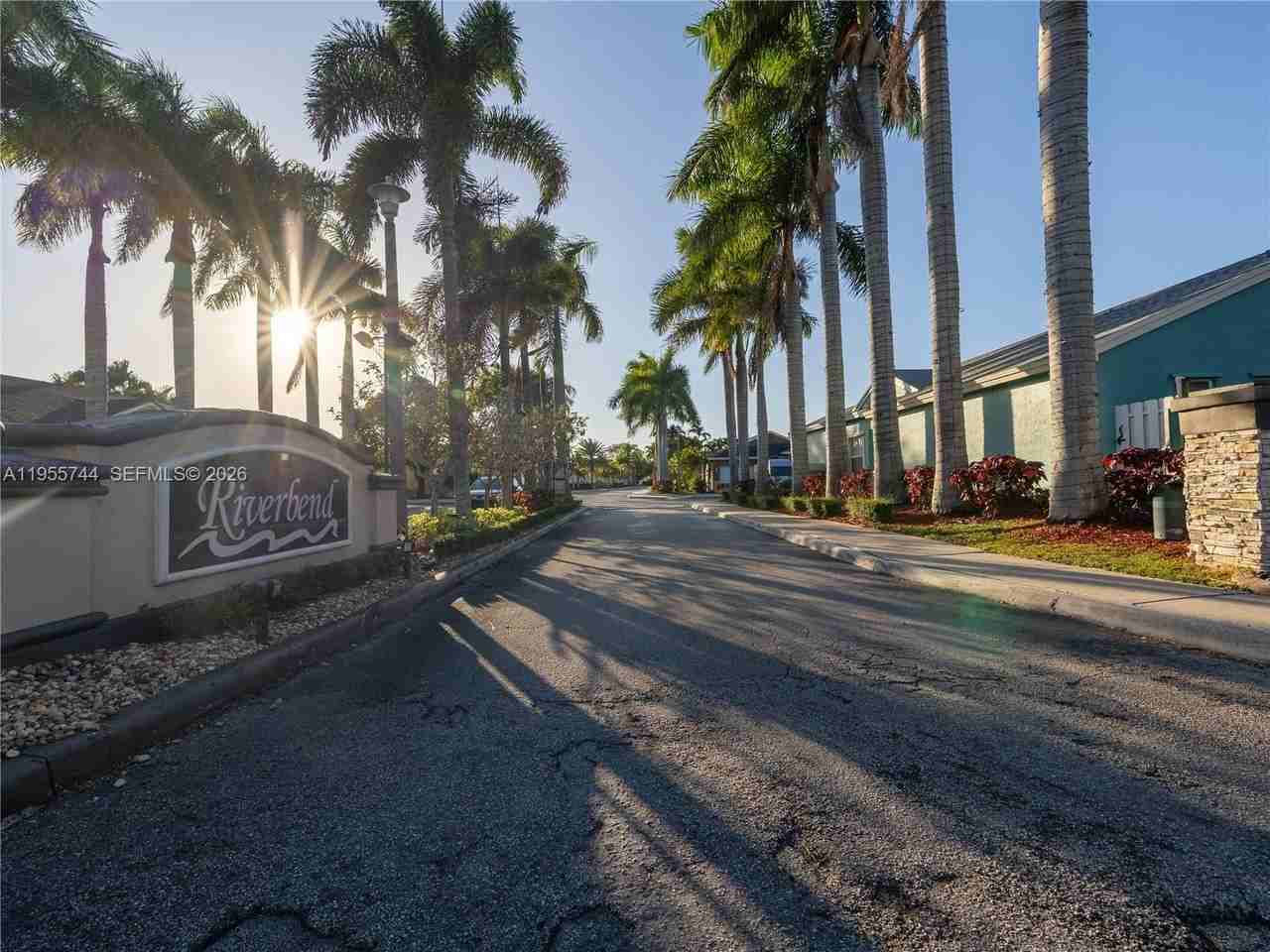 200 W Riverbend Dr - Photo 2 of 50