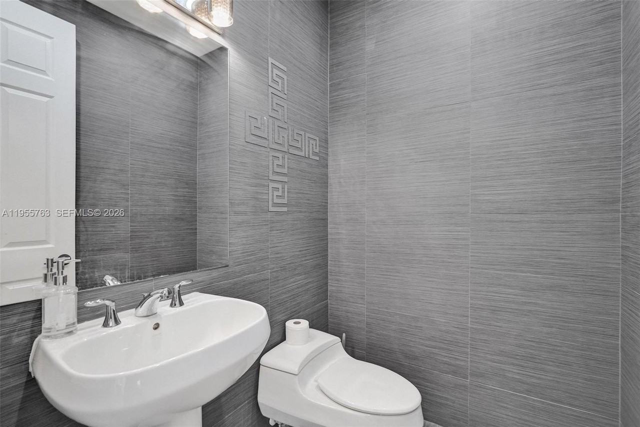 1251 Hayes St - Photo 4 of 50