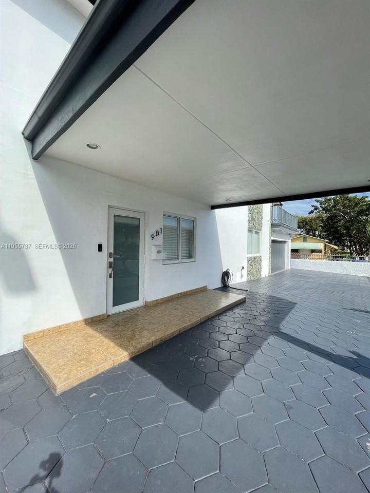 901 Nw 22nd Pl - Photo 2 of 43