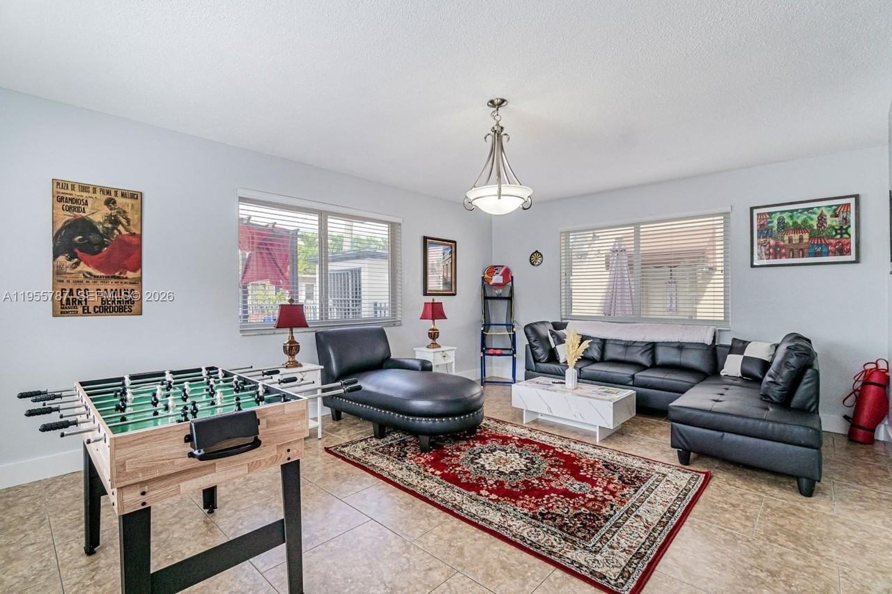 901 Nw 22nd Pl - Photo 5 of 43