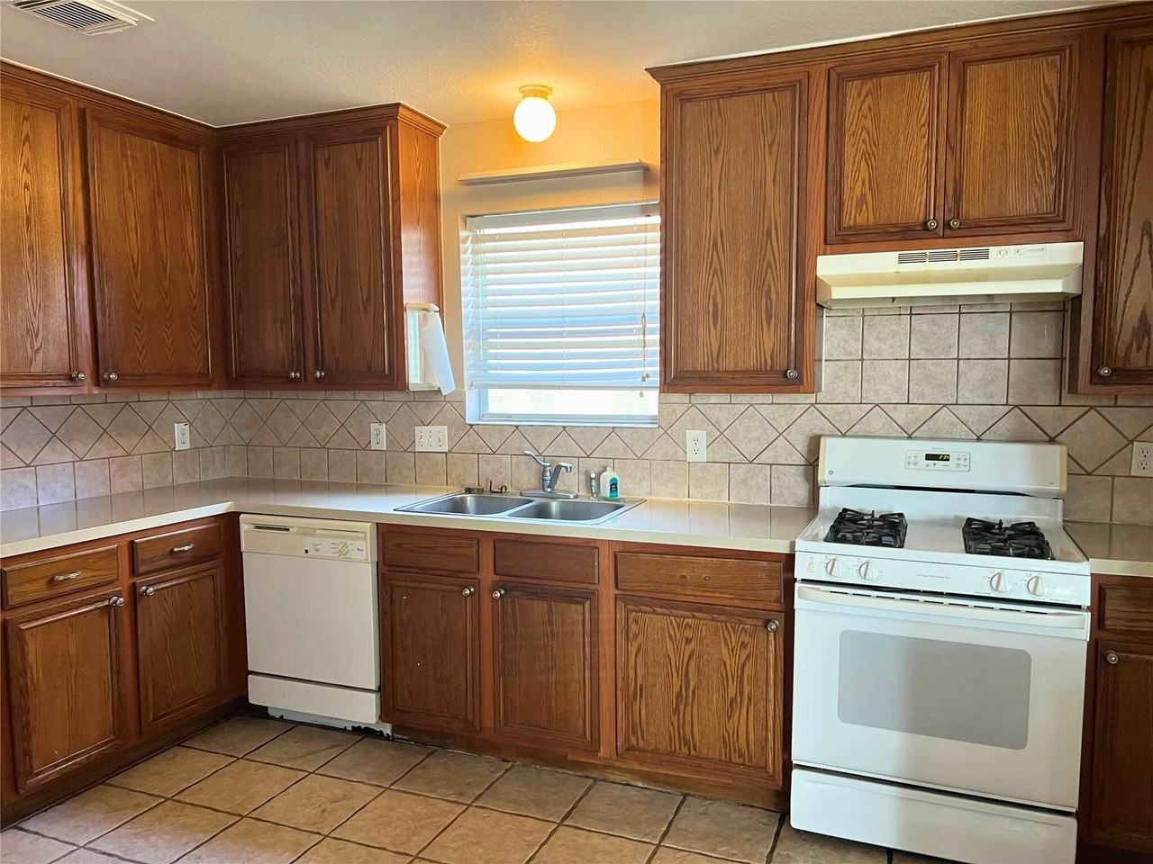 3223 Amber Meadow Dr - Photo 4 of 18