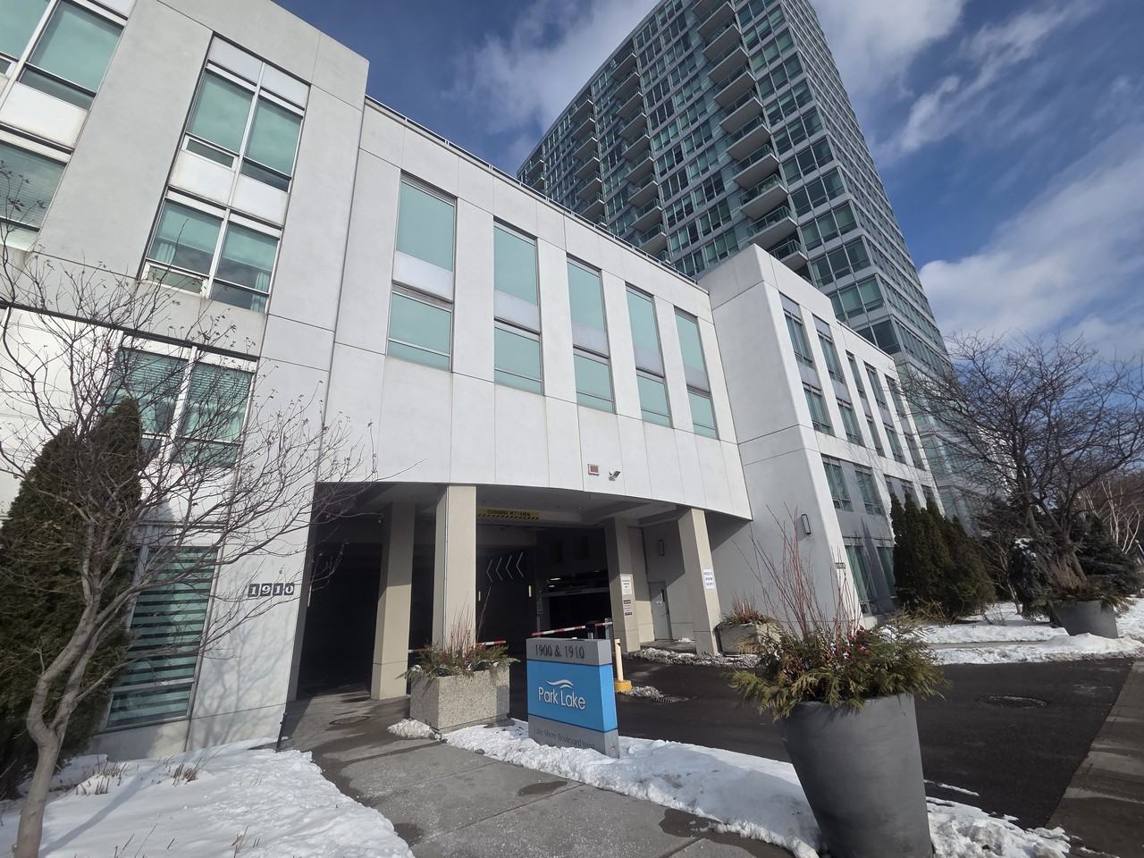 1900 Lake Shore Boulevard West - Photo 2 of 17