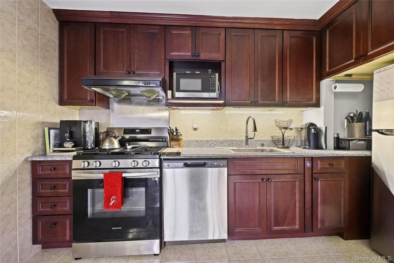 330 Central Park Ave Apt F3 #F3 - Photo 6 of 21