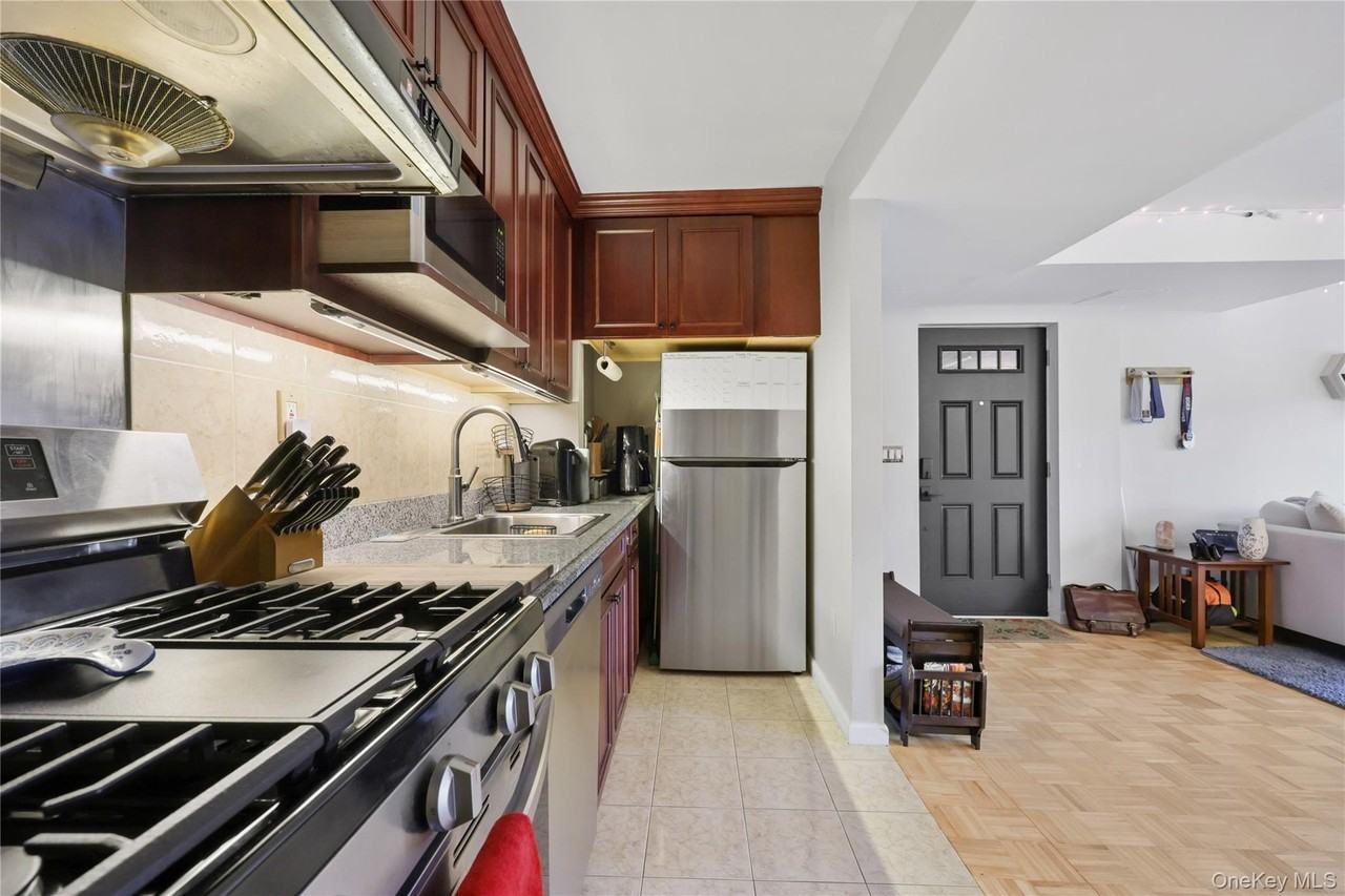 330 Central Park Ave Apt F3 #F3 - Photo 7 of 21