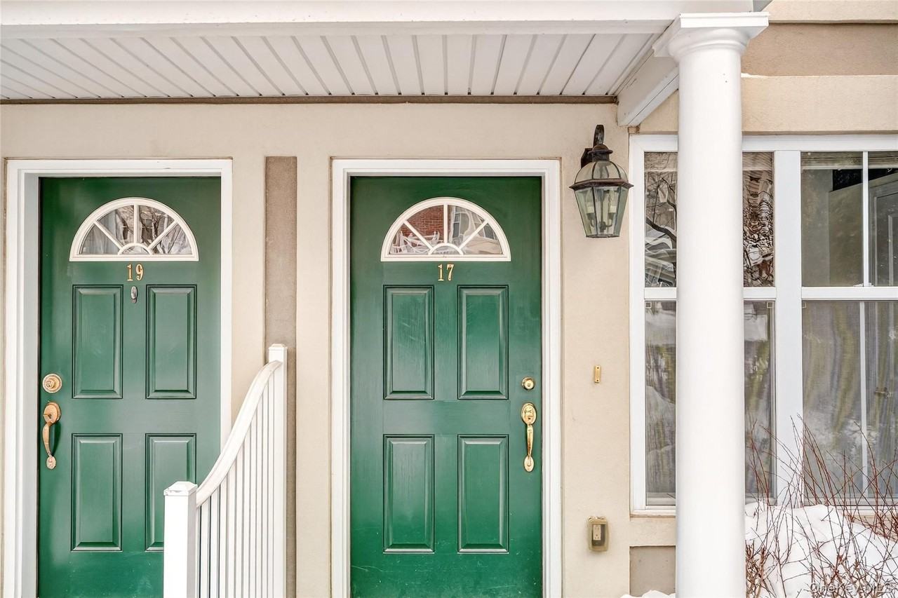 17 Harbor Pointe Dr - Photo 2 of 47