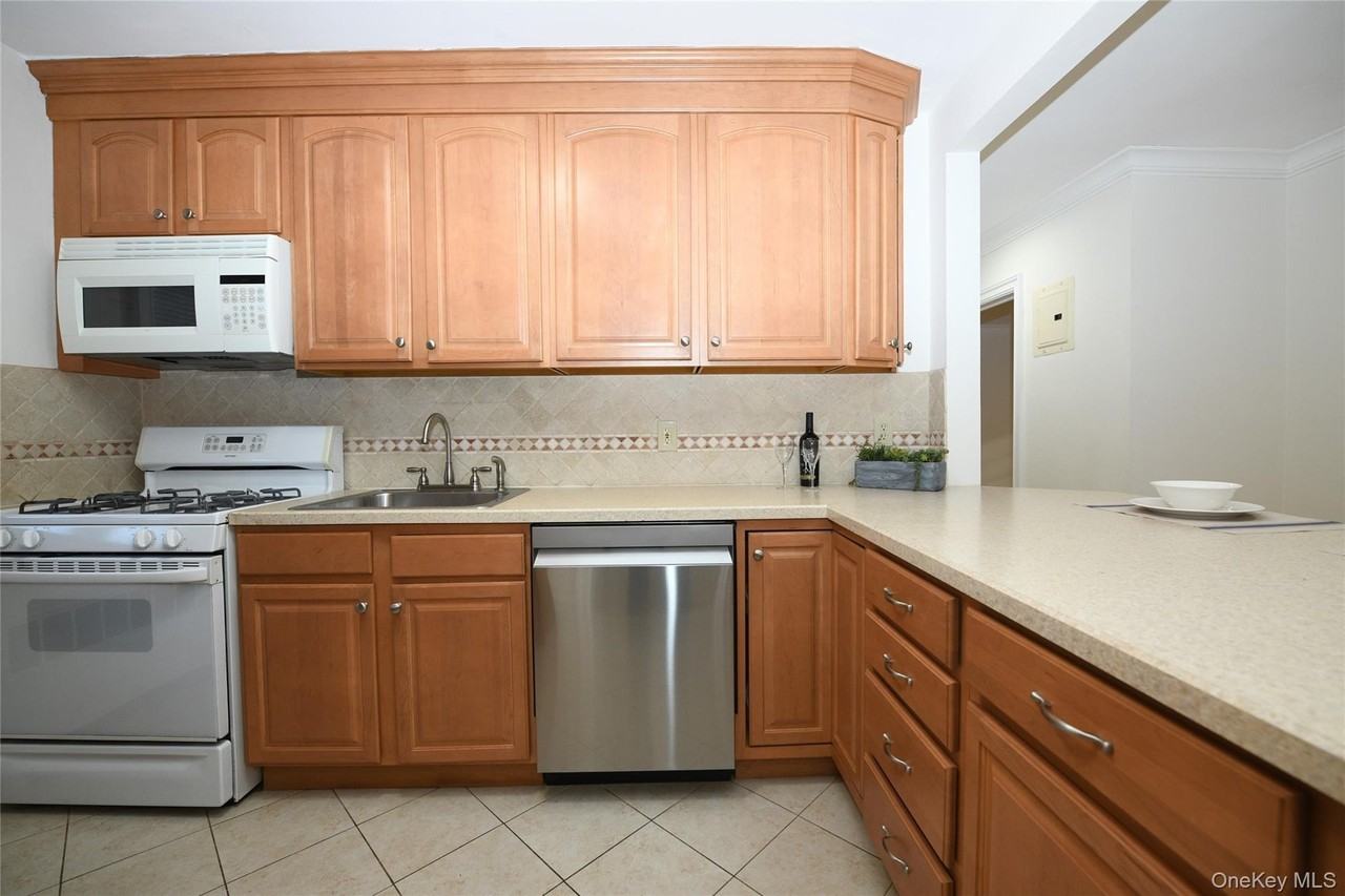 590 Bedford Rd Apt 7 #7 - Photo 7 of 17