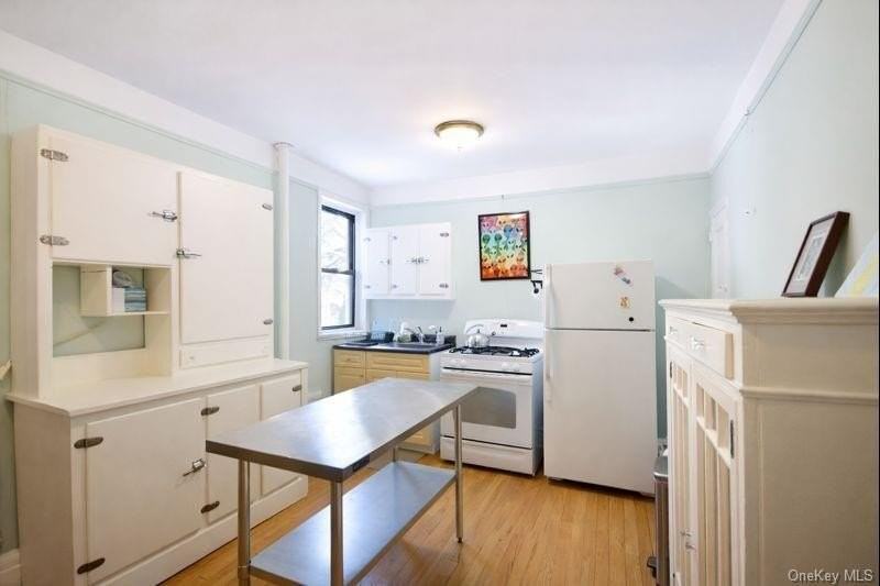 1080 Warburton Ave Apt 3g #3G - Photo 4 of 8