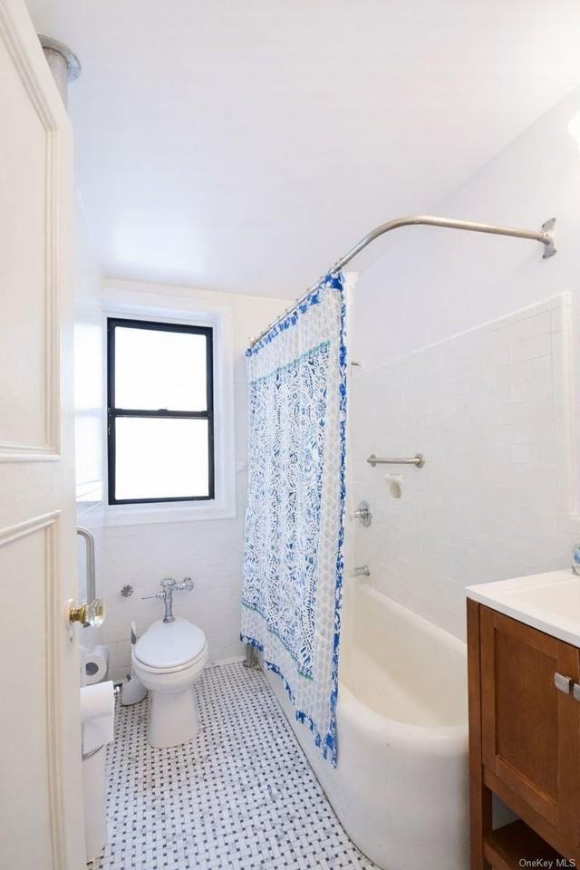 1080 Warburton Ave Apt 3g #3G - Photo 5 of 8