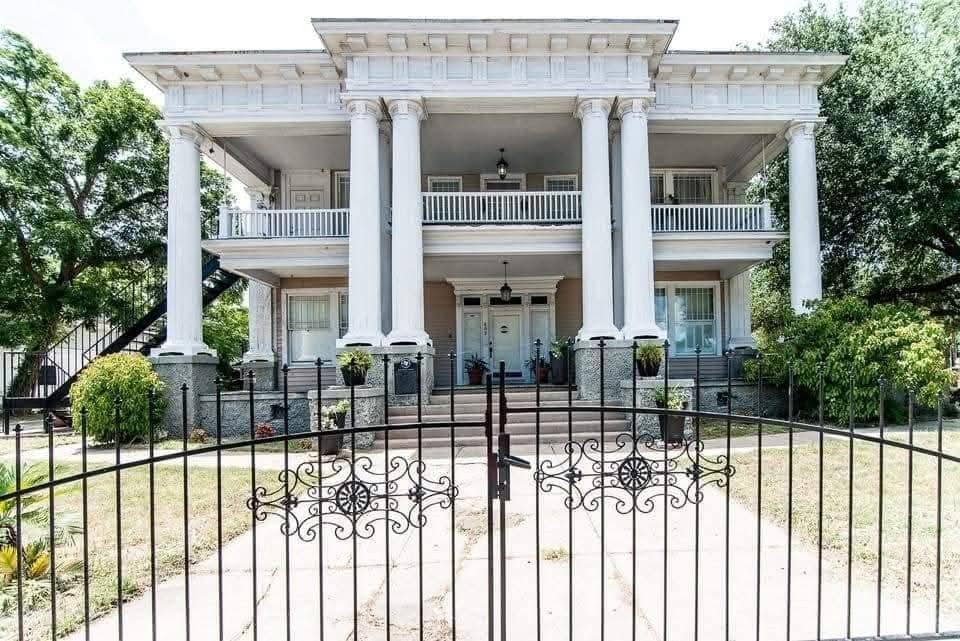 407 N Moody St #1 - Photo 4 of 34