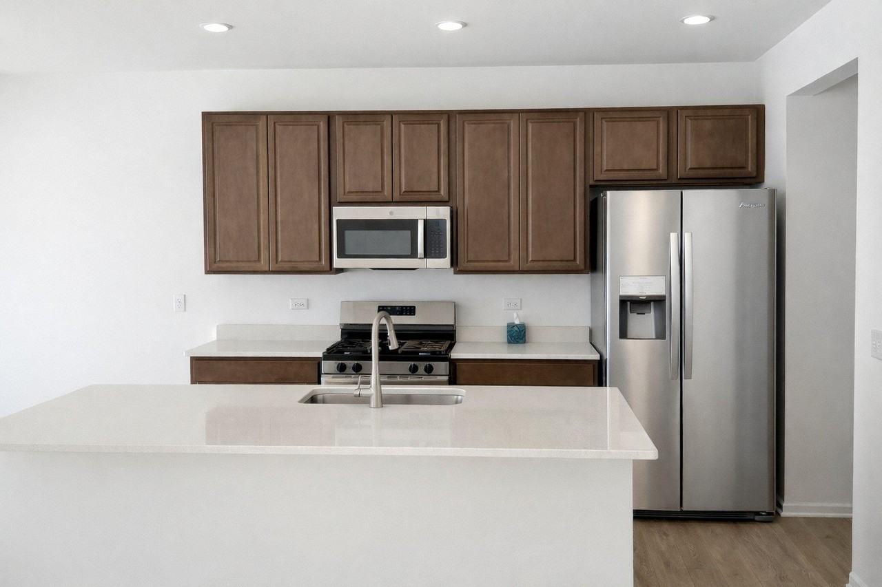 16517 W Golden Valley Ln - Photo 3 of 14