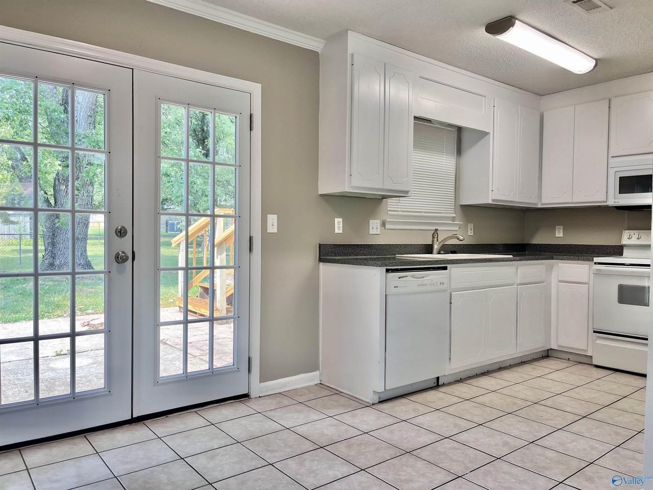 102 Yellowwood Ct - Photo 5 of 17